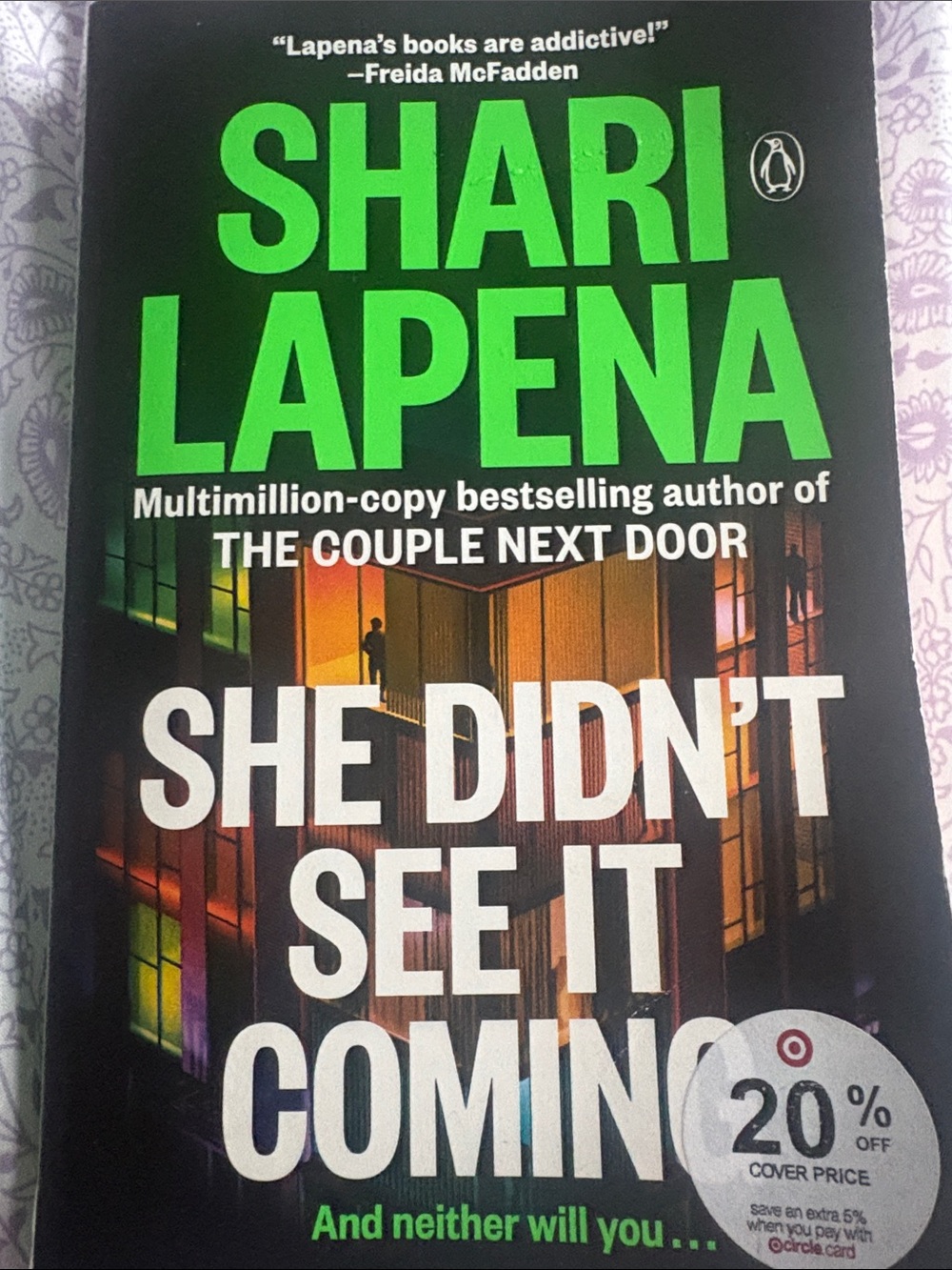 Shari Lapena 'She Didn't See It Coming' — Paperback Thriller